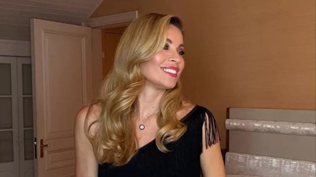 Η Μαριέττα Χρουσαλά ποζάρει με το πιο συγκλονιστικό κίτρινο φόρεμα