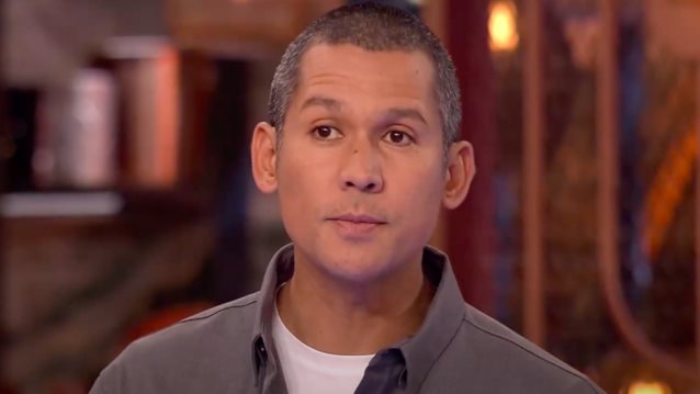 Σοκαρισμένοι κριτές και διαγωνιζόμενοι με την οικειοθελή αποχώρηση στην πρεμιέρα του MasterChef