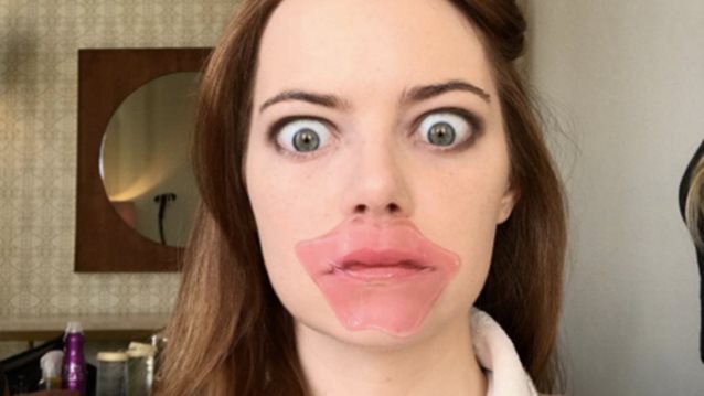 Emma Stone: Ο χαμός με την μάσκα χειλιών της! Πού θα τη βρεις;