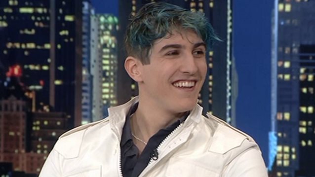 Good Job Nicky: &quot;Θα μου πουν &#39;έχεις μπλε μαλλιά, άρα είσαι gay&#39;. Είναι αστείο!&quot;