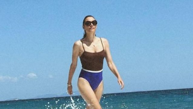 Η εντυπωσιακή εμφάνιση της Βίκυς Καγιά μέσα από τα κύματα