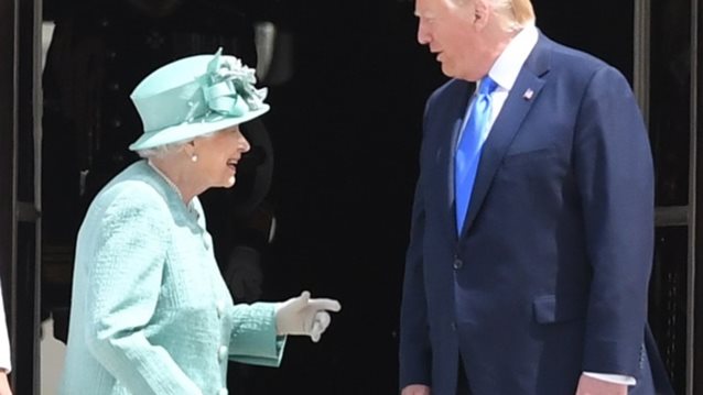 Βασίλισσα Ελισάβετ: Όταν συνάντησε τον Trump: Το κρυφό μήνυμα στην τιάρα της
