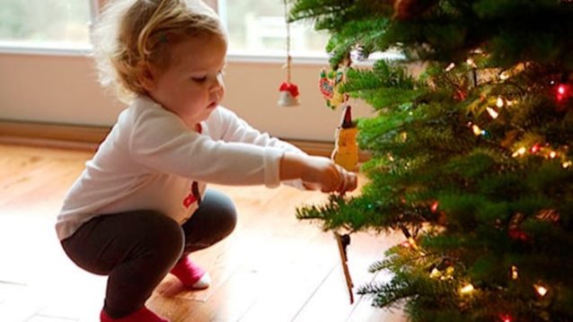 MamaPost by The Mamagers: «Χριστούγεννα με μωρό: Πώς να στολίσεις χωρίς «ατυχήματα»
