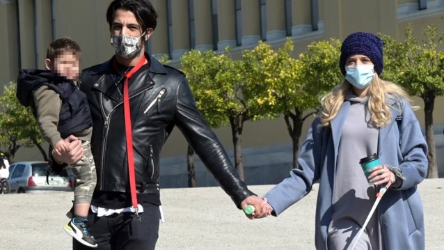 Η Τζένη Θεωνά με τον Δήμο Αναστασιάδη και τον γιο τους σε οικογενειακές στιγμές