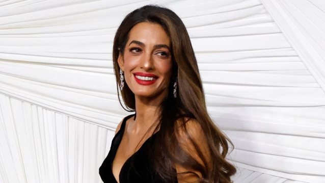Η Amal Clooney υιοθετεί το boho glamour look σε βραδινή έξοδο στην Ιταλία