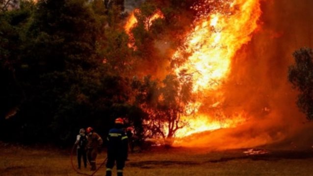 Πύρινη κόλαση στην Αττική: Στις πλαγιές της Πάρνηθας η φωτιά - Κάηκαν σπίτια, εκκενώθηκαν οικισμοί και γηροκομεία