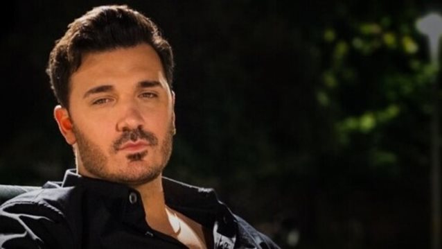 O Βασίλης Οικονόμου επιστρέφει με νέα ερωτική μπαλάντα και τραγουδά &quot;Φύγε λοιπόν&quot;