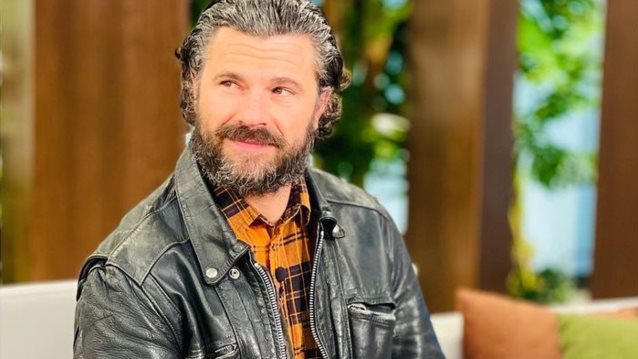 Ο Χρήστος Βασιλόπουλος στην Ελένη Μενεγάκη | Η επιστροφή με τη "Γη της Ελιάς", η ζωή στις ΗΠΑ και ο γιος του