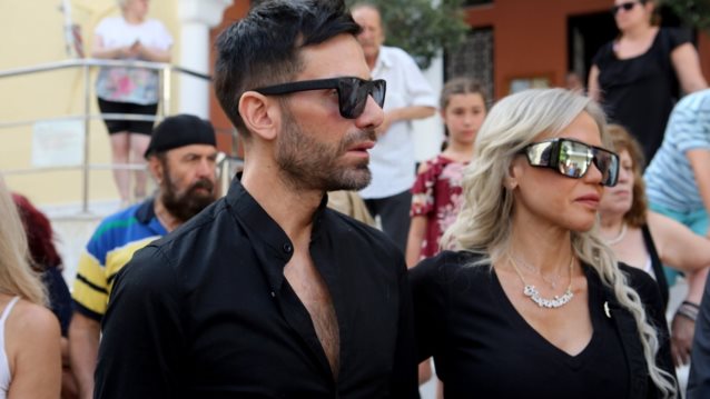 Θλίψη στο μνημόσυνο του Γιάννη Φλωρινιώτη - Συντετριμμένη η οικογένειά του τραγουδιστή