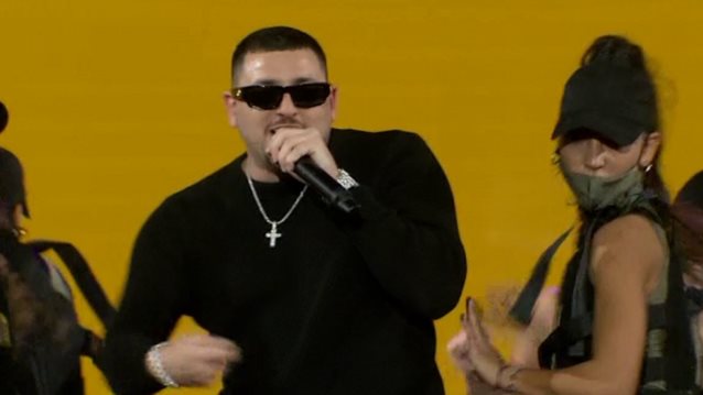 J2US | Ο Mad Clip έφερε &quot;Κότερα, ελικόπτερα&quot; επί σκηνής