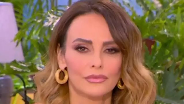 Μπέττυ Μαγγίρα: "Γιατί απαντάει λοιπόν"