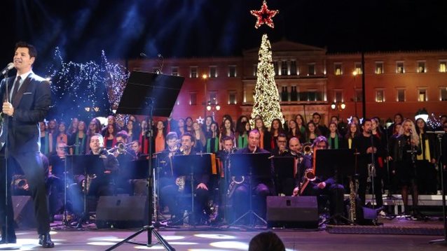 O Σάκης Ρουβάς Υποδέχθηκε Τα Χριστούγεννα: 10 + 1 εντυπωσιακά snaps από τη γιορτή στο Σύνταγμα