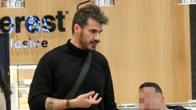 Ο Άκης Πετρετζίκης σε καθημερινά στιγμιότυπα με την Κωνσταντίνα Παπαμιχαήλ και τα παιδιά τους