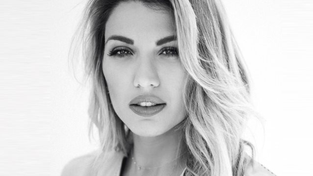 Κωνσταντινα Σπυροπουλου: Δειτε την να κανει σκι στη θαλασσα