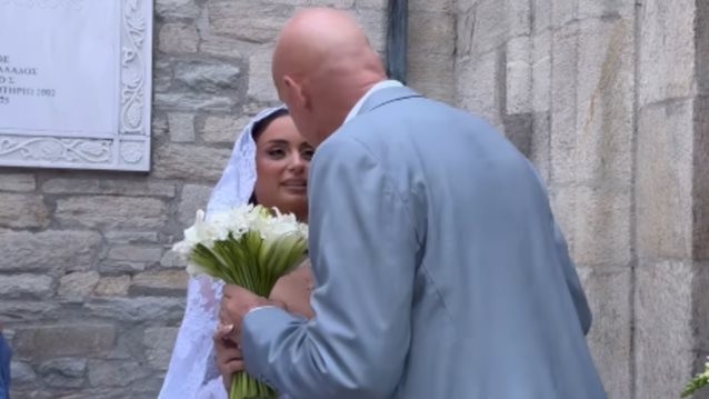 Παντρεύτηκαν η Ελπίδα Ιακωβίδου και ο Τζώνη Καλημέρης - Τη νύφη συνόδευσαν στην εκκλησία ο πατέρας και ο σκύλος της