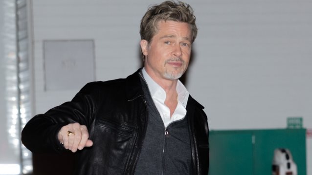 Πώς γίνεται ο Brad Pitt να δείχνει ωραιότερος από ποτέ στα 60 του;