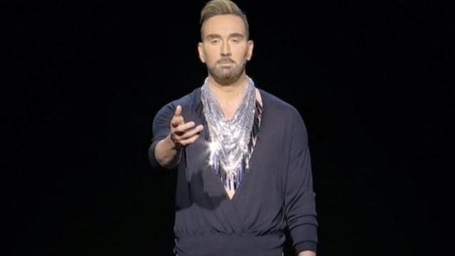 J2US | Ο Νίκος Κοκλώνης ερμήνευσε Adele αλλά το γύρισε σε... τσιφτετέλι