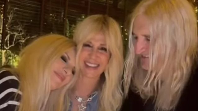 Η Αννίτα Πάνια εύχεται on air &quot;Χρόνια Πολλά&quot; στον Νίκο Καρβέλα και παρεμβαίνει η Άννα Βίσση