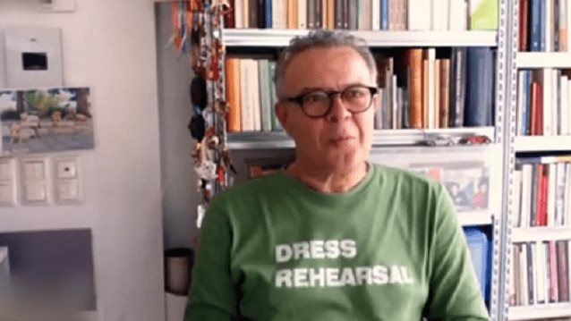 Μιχάλης Ρέππας 
: Πλάνα από το (πολύ) μοντέρνο και γεμάτο βιβλία σπίτι του σεναριογράφου και σκηνοθέτη