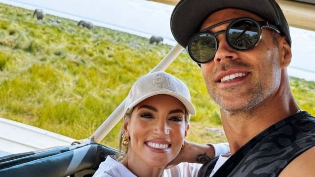 Η Αθηνά Οικονομάκου φωτογραφίζεται με τον Bruno Cerella και τη μικρή Σιέννα