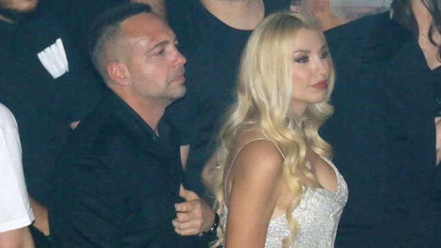 Η Κωνσταντίνα Σπυροπούλου σε βραδινή εμφάνιση στο πλευρό του Βασίλη Σταθοκωστόπουλου