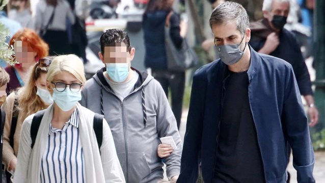 Η Σία Κοσιώνη και ο Κώστας Μπακογιάννης σε οικογενειακές στιγμές με τον γιο τους