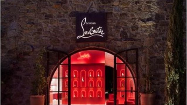Christian Louboutin: Οι iconic κόκκινες σόλες, τώρα και στη Μύκονο
