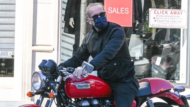 Easy Rider ο Πέτρος Κωστόπουλος! Οι paparazzi φωτογραφίες στο κέντρο της Αθήνας