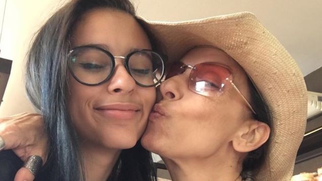 Ματθίλδη Μαγγίρα: Η 17χρονη κόρη της, Λήδα Φόστερ, και οι πολλές αλλαγές στο χρώμα των μαλλιών της
