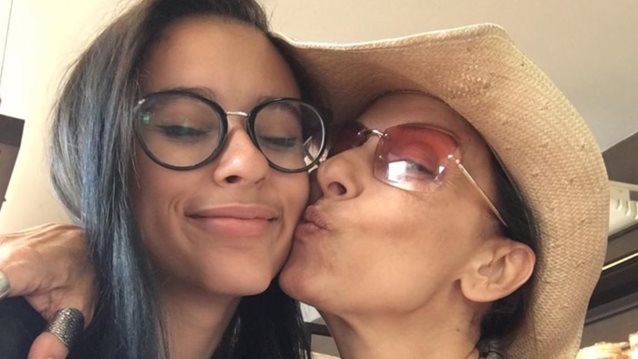 Ματθίλδη Μαγγίρα: Η 17χρονη κόρη της, Λήδα Φόστερ, και οι πολλές αλλαγές στο χρώμα των μαλλιών της
