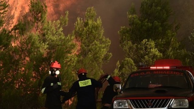Live blog για τη φωτιά στην Αττική: Μάχη με διάσπαρτες εστίες και αναζωπυρώσεις σε πολλά σημεία