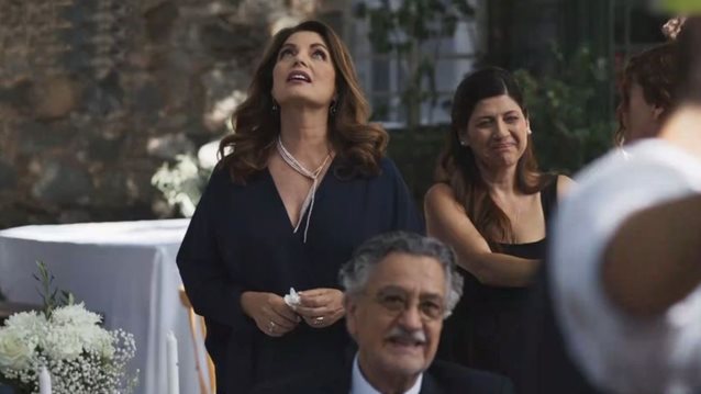 Γη της Ελιάς | Η Άντζελα Γκερέκου σε μια συγκινητική σκηνή με τραγούδι του Τόλη Βοσκόπουλου