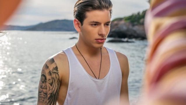 Το «Χρυσό Φιλί» του Βαγγέλη Κακουριώτη: Το B.U. &amp; Η Panik Records παρουσιάζουν το απόλυτο hit του καλοκαιριού