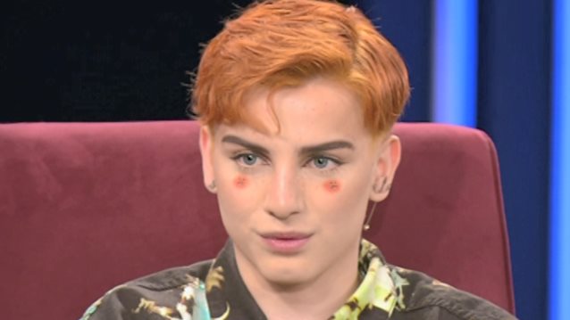 Gingerbread: Ο εκκεντρικός YouTuber με τους 73k followers που έχει βάψει την Καγιά στα «Μεσάνυχτα»