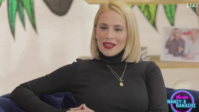 Νάντια Μπουλέ | Ποζάρει με μίνι outfit και φουσκωμένη κοιλίτσα στην κουζίνα της