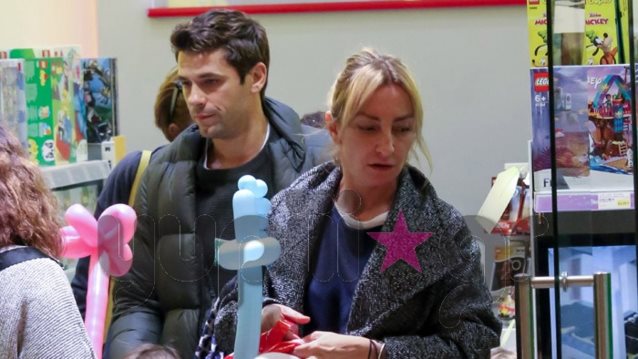 Ρούλα Ρέβη &amp; Αποστόλης Τότσικας: Βόλτα με τα δίδυμα! Δείτε τους σε οικογενειακές στιγμές