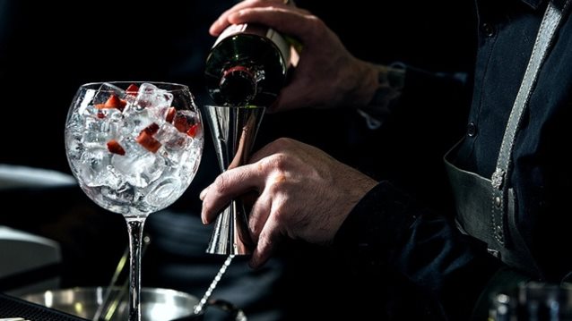 7 εύκολα cocktails με gin για να κάνεις bar το σπίτι σου
: Απολαυστικά cocktails με gin και 2 ακόμη υλικά.
