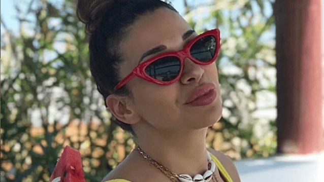 Ελένη Χατζίδου 
: Μας δείχνει το σώμα της με μαγιό σε προχωρημένη εγκυμοσύνη