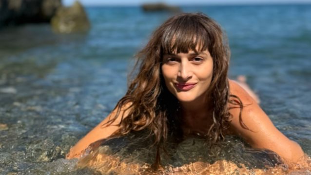 Η Μαρία Κωνσταντάκη φωτογραφίζεται γυμνή στη Σαμοθράκη και φέρνει πίσω το καλοκαίρι