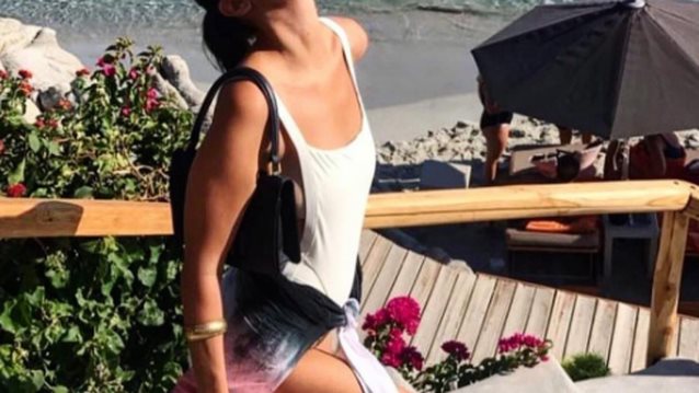 Bella Hadid
 
: Τα νέα στιγμιότυπα από τις διακοπές στη Μύκονο και το look που έφερε ελληνική υπογραφή!