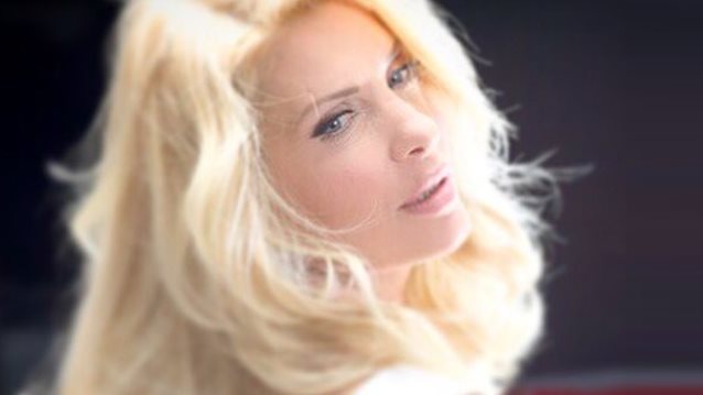 Ελένη Μενεγάκη: Αυτή είναι η νέα της συνεργασία: Φωτογραφίες &amp; Video