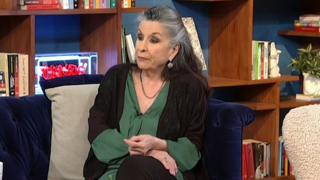 Νένα Μεντή: &quot;Άφότου πέθανε ο σύζυγός μου άρχισα να ντύνομαι με τα ρούχα του και να περπατώ στον δρόμο&quot;