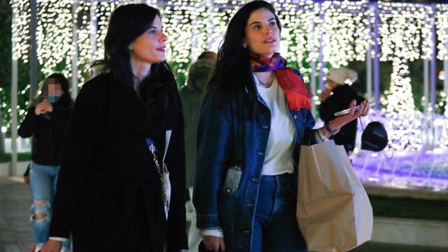 Η Χριστίνα Μπόμπα σε χαλαρές στιγμές με την αδερφή της, Ελίνα