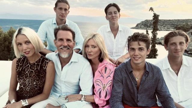 Η Μαρί Σαντάλ ποζάρει με τα πέντε παιδιά της και τον Παύλο: "Ήταν μια πιο απλή, πιο γαλήνια εποχή"