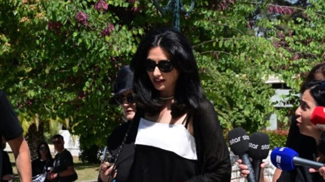 Συντετριμμένη η τελευταία σύντροφος του Νίκου Γαλανού στην κηδεία του - Οι on camera δηλώσεις