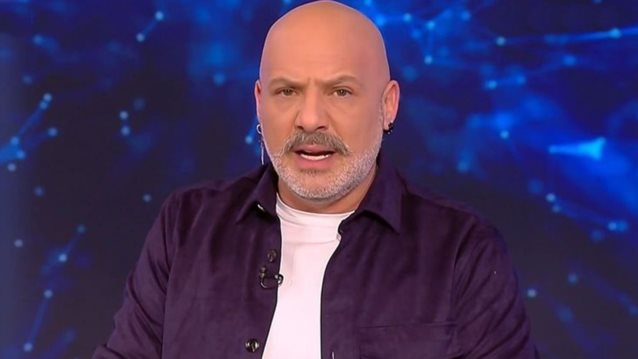 Καταπέλτης προς πάσα κατεύθυνση ο Νίκος Μουτσινάς στην πρώτη εκπομπή μετά τα Τέμπη