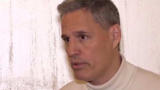 Γρηγορης Πετρακος: &quot;Δεν βγαζω νεα ταυτοτητα. Την ταυτοτητα μου την εχω κλειδωμενη σε ενα συρταρι&quot;