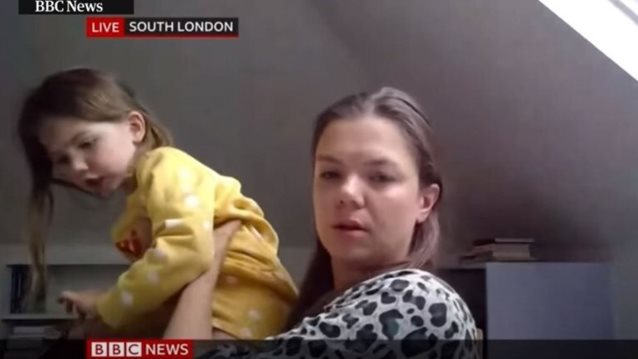 Viral Of The Day: Εδινε συνέντευξη στο BBC και τη διέκοψε η κόρη της... για έναν μονόκερο