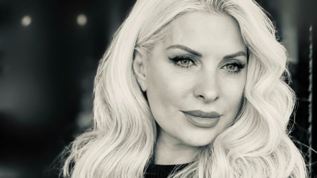 &quot;Βγαλμένη από film noir&quot; | Η Ελένη Μενεγάκη μας εύχεται καλό βράδυ και ποζάρει σαν σταρ του Hollywood