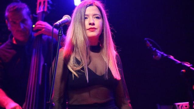 Δεν την έχεις ξαναδεί έτσι: Η Ιουλία Καραπατάκη σε zipline πάνω από τον Αχέροντα!